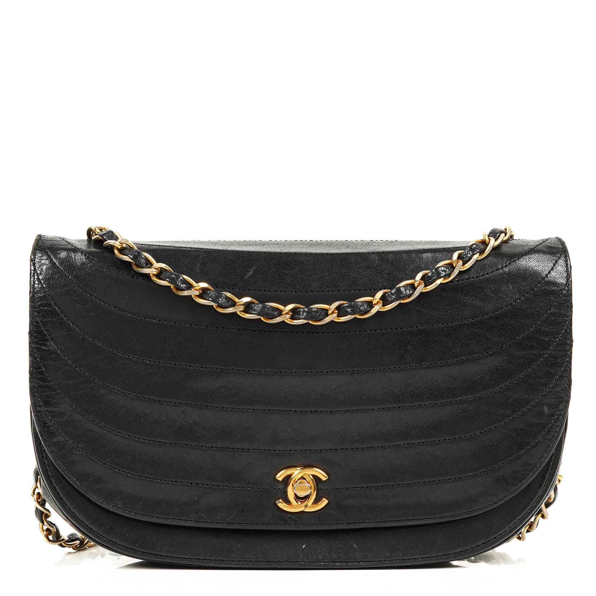 Chanel Classic Half Moon Klappentasche aus schwarzem Lammleder mit 24K vergoldeter Hardware