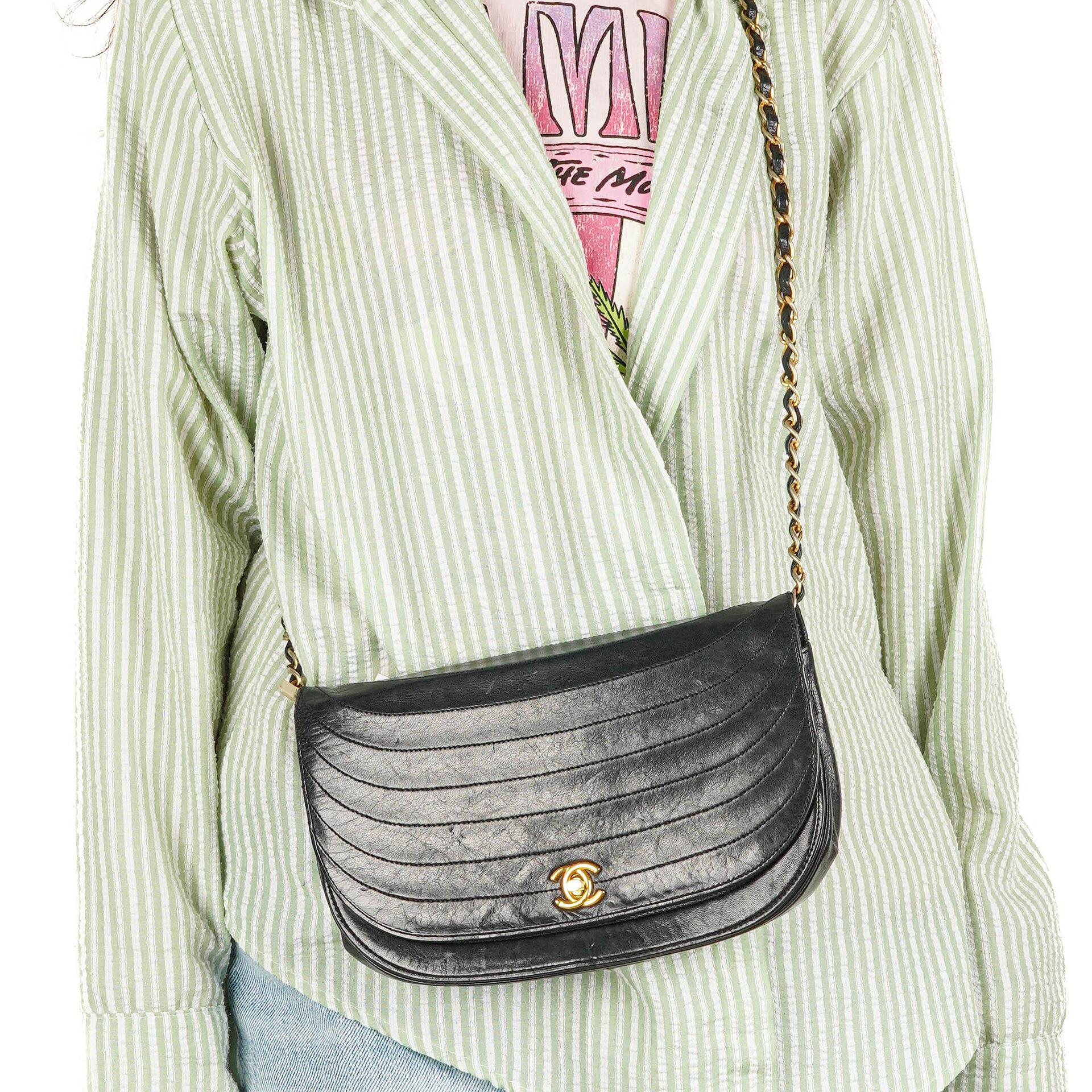 Chanel Classic Half Moon Klappentasche aus schwarzem Lammleder mit 24K vergoldeter Hardware