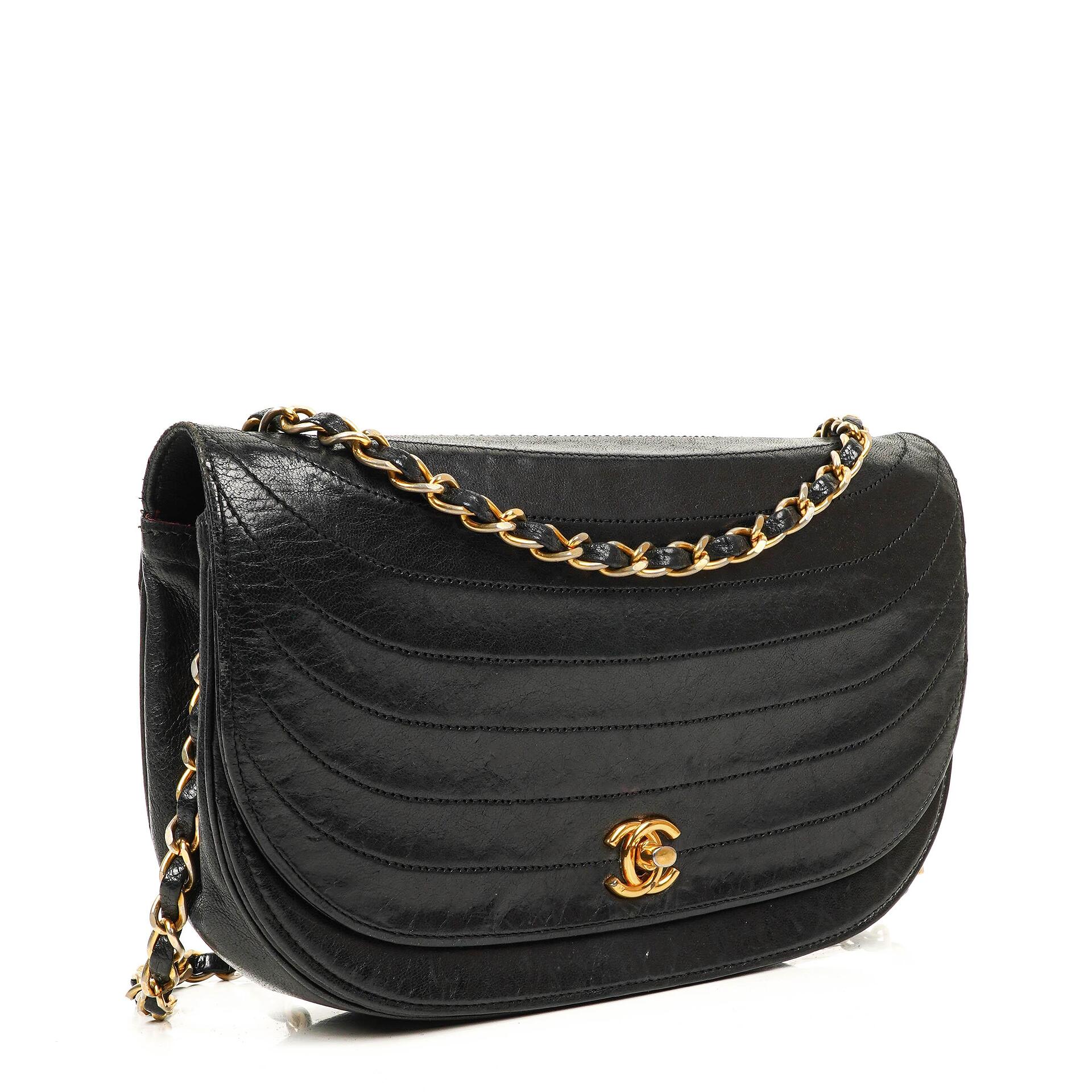 Chanel Classic Half Moon Klappentasche aus schwarzem Lammleder mit 24K vergoldeter Hardware