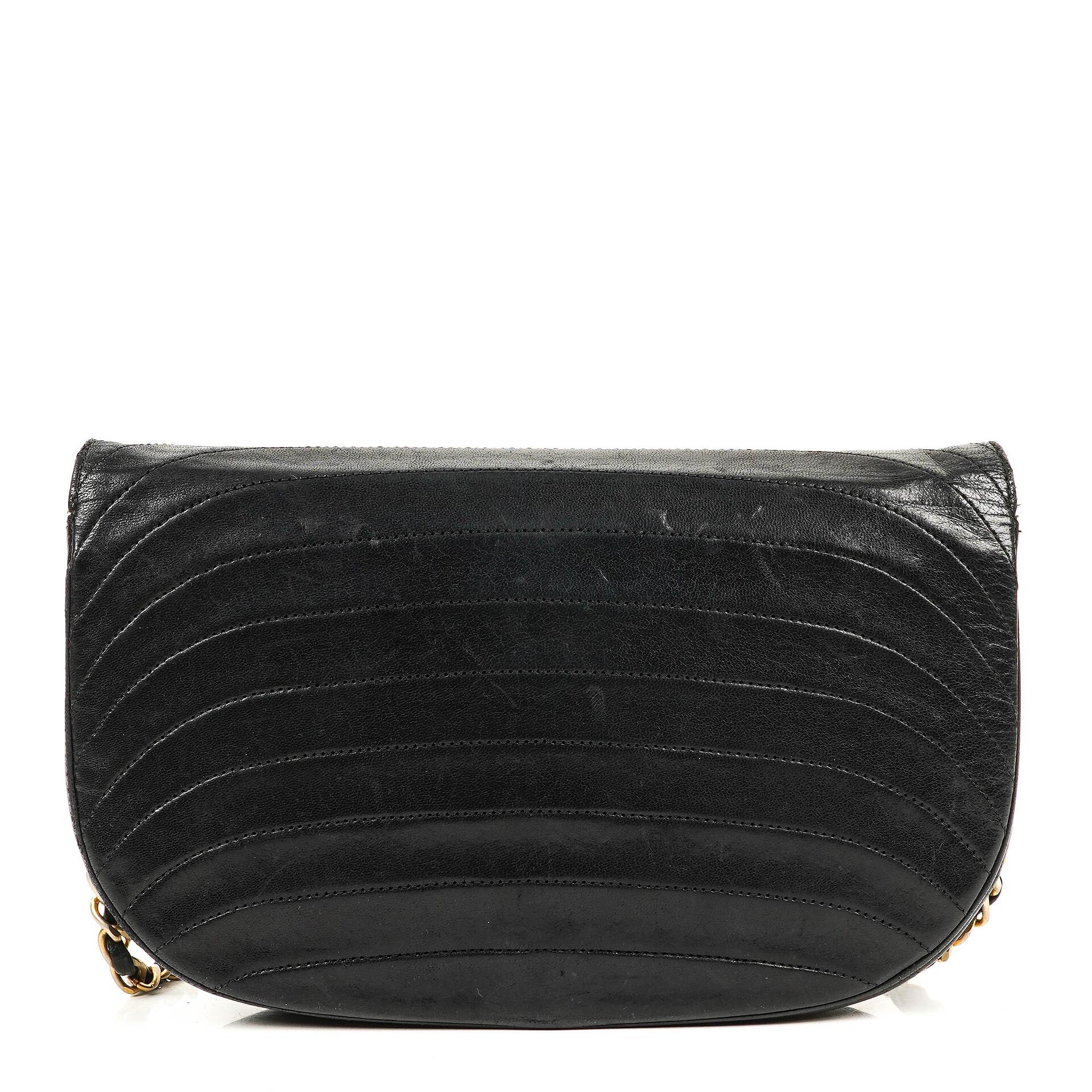 Chanel Classic Half Moon Klappentasche aus schwarzem Lammleder mit 24K vergoldeter Hardware