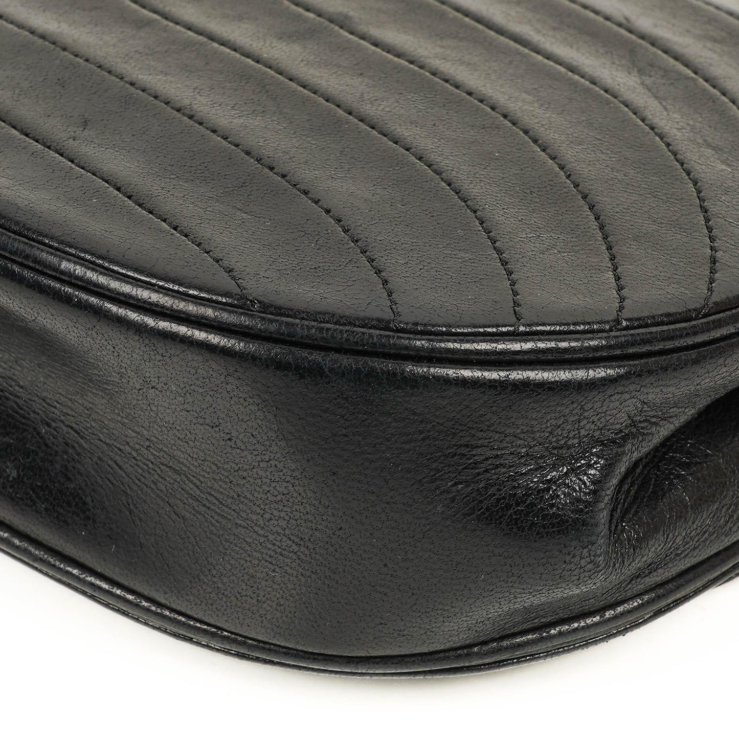 Chanel Classic Half Moon Klappentasche aus schwarzem Lammleder mit 24K vergoldeter Hardware