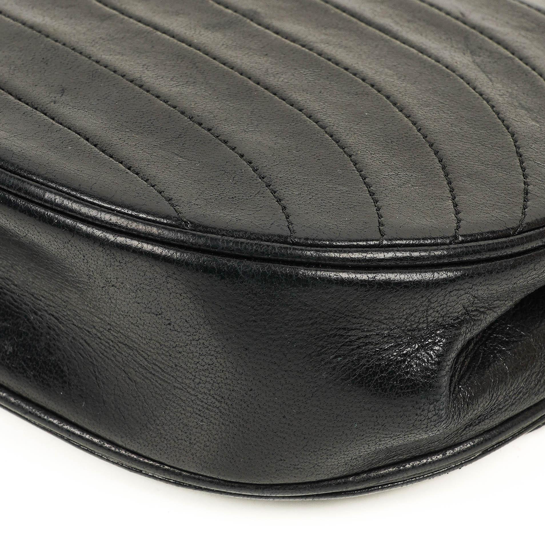 Chanel Classic Half Moon Klappentasche aus schwarzem Lammleder mit 24K vergoldeter Hardware