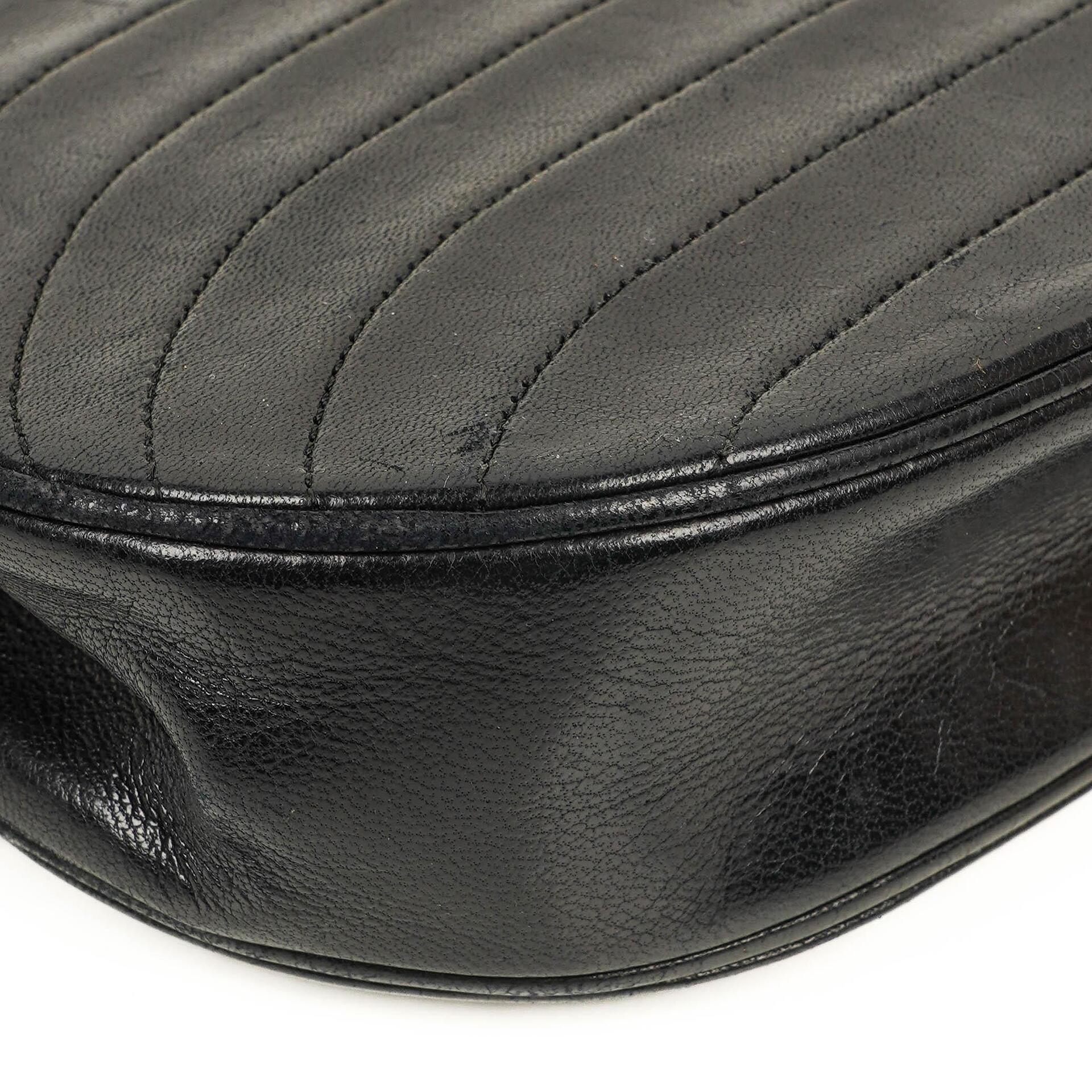 Chanel Classic Half Moon Klappentasche aus schwarzem Lammleder mit 24K vergoldeter Hardware
