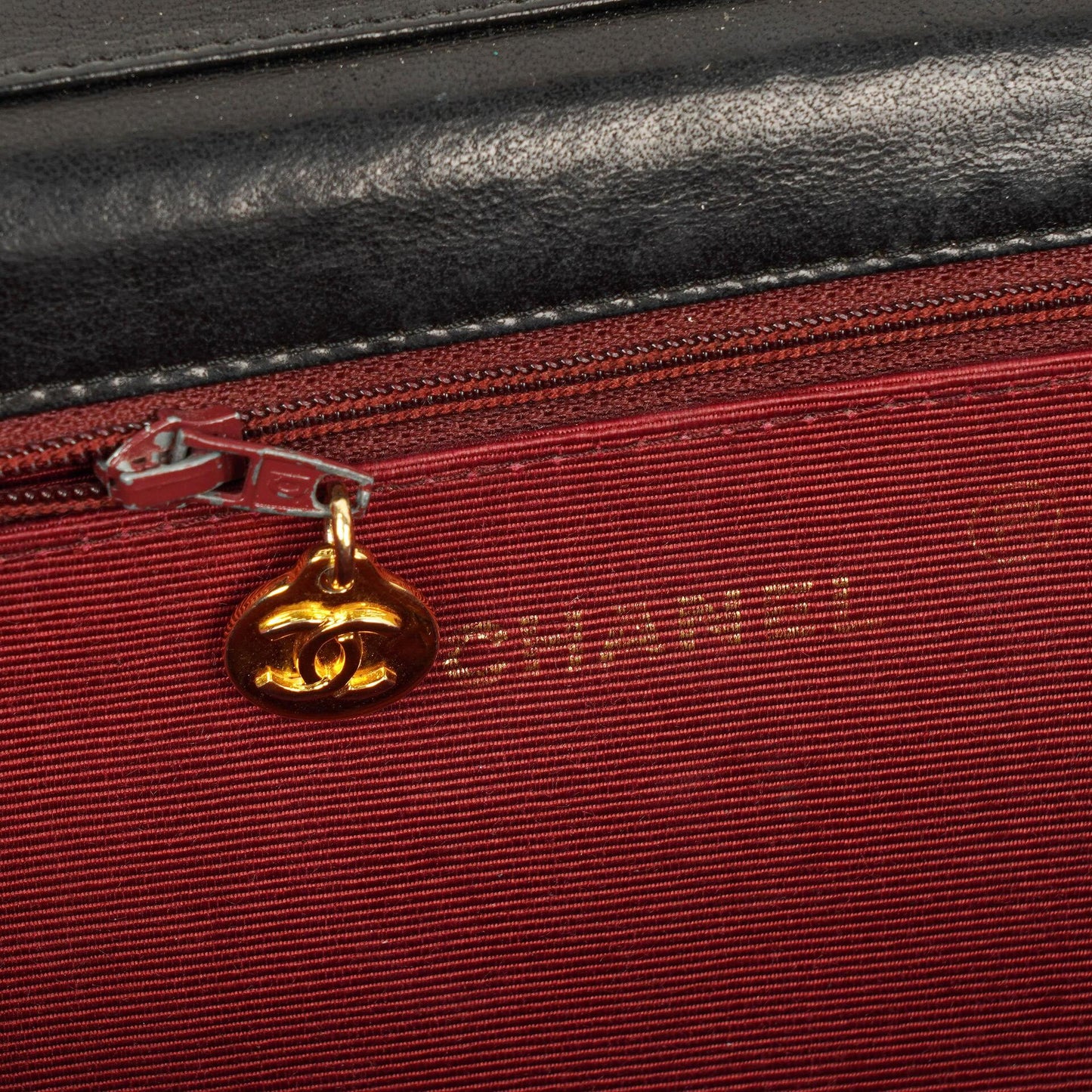 Chanel Classic Half Moon Klappentasche aus schwarzem Lammleder mit 24K vergoldeter Hardware