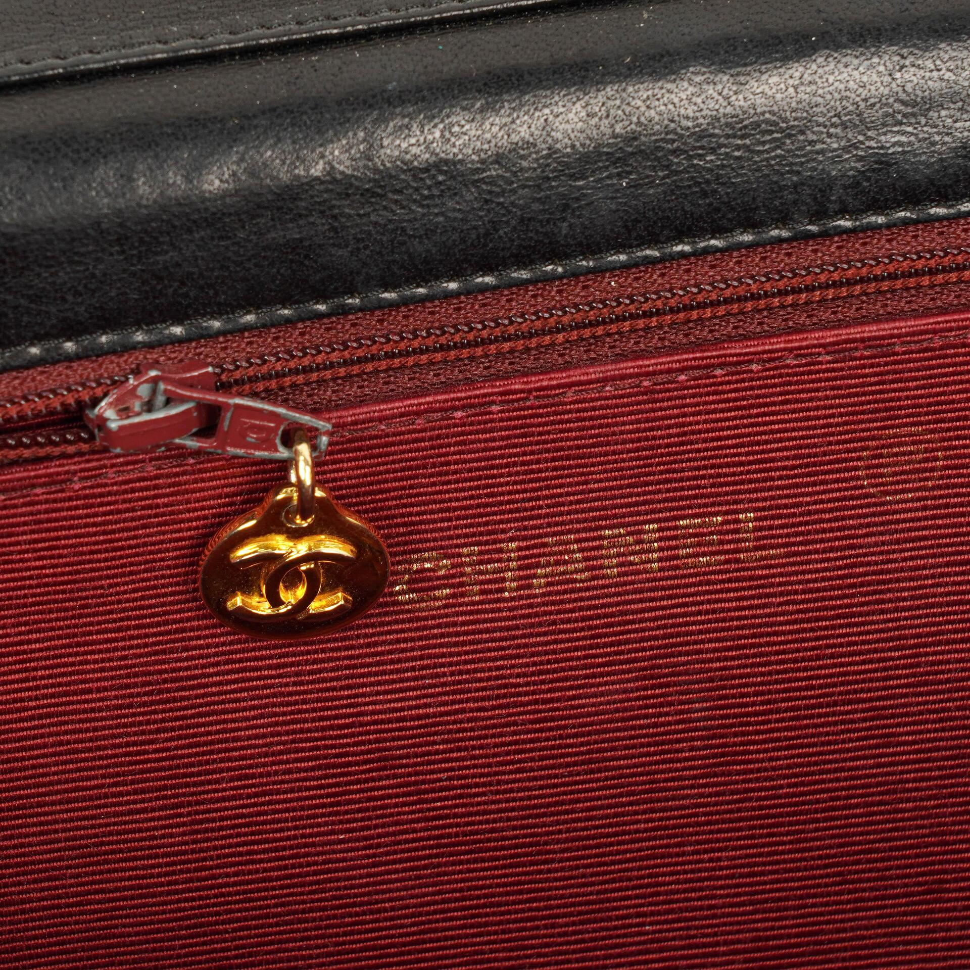 Chanel Classic Half Moon Klappentasche aus schwarzem Lammleder mit 24K vergoldeter Hardware