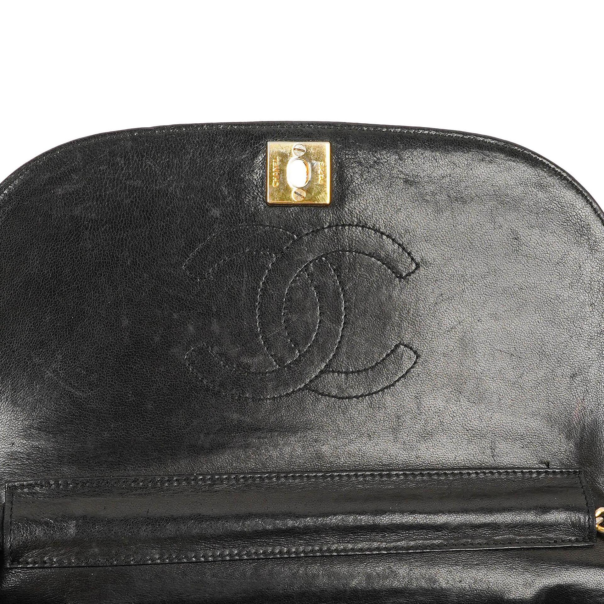 Chanel Classic Half Moon Klappentasche aus schwarzem Lammleder mit 24K vergoldeter Hardware