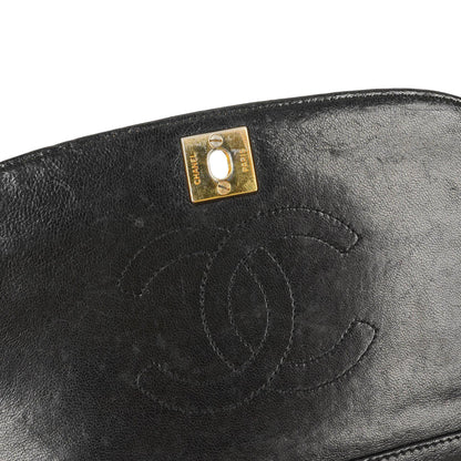 Chanel Classic Half Moon Klappentasche aus schwarzem Lammleder mit 24K vergoldeter Hardware