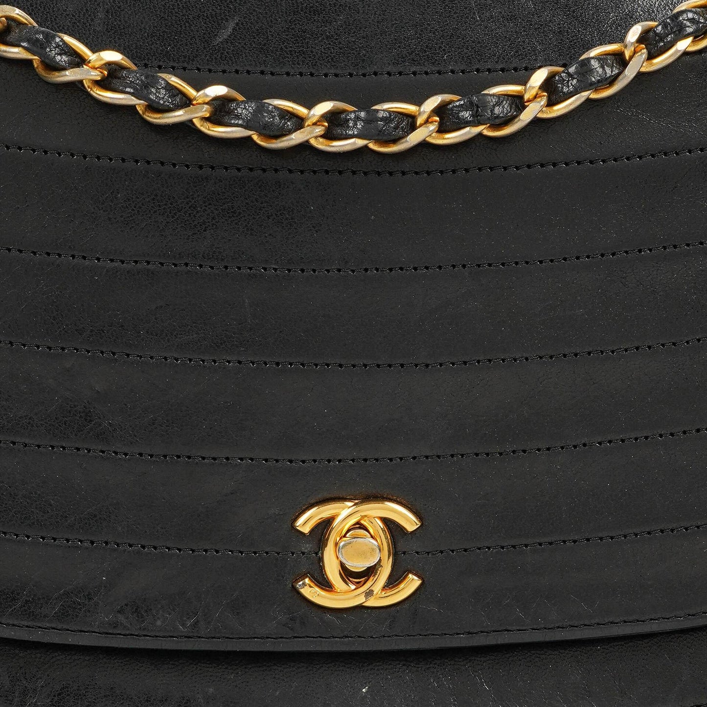 Chanel Classic Half Moon Klappentasche aus schwarzem Lammleder mit 24K vergoldeter Hardware
