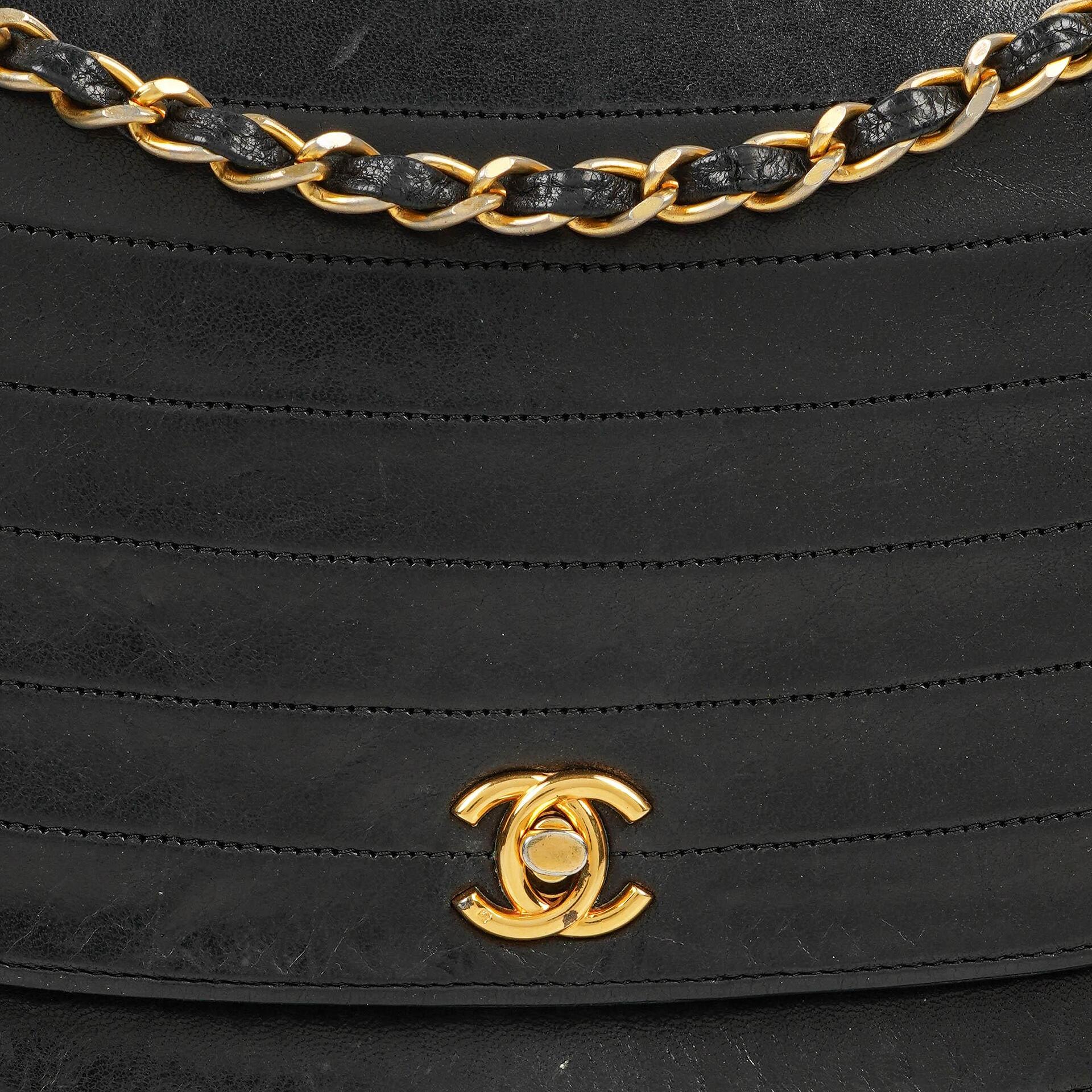 Chanel Classic Half Moon Klappentasche aus schwarzem Lammleder mit 24K vergoldeter Hardware
