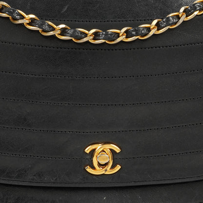 Chanel Classic Half Moon Klappentasche aus schwarzem Lammleder mit 24K vergoldeter Hardware