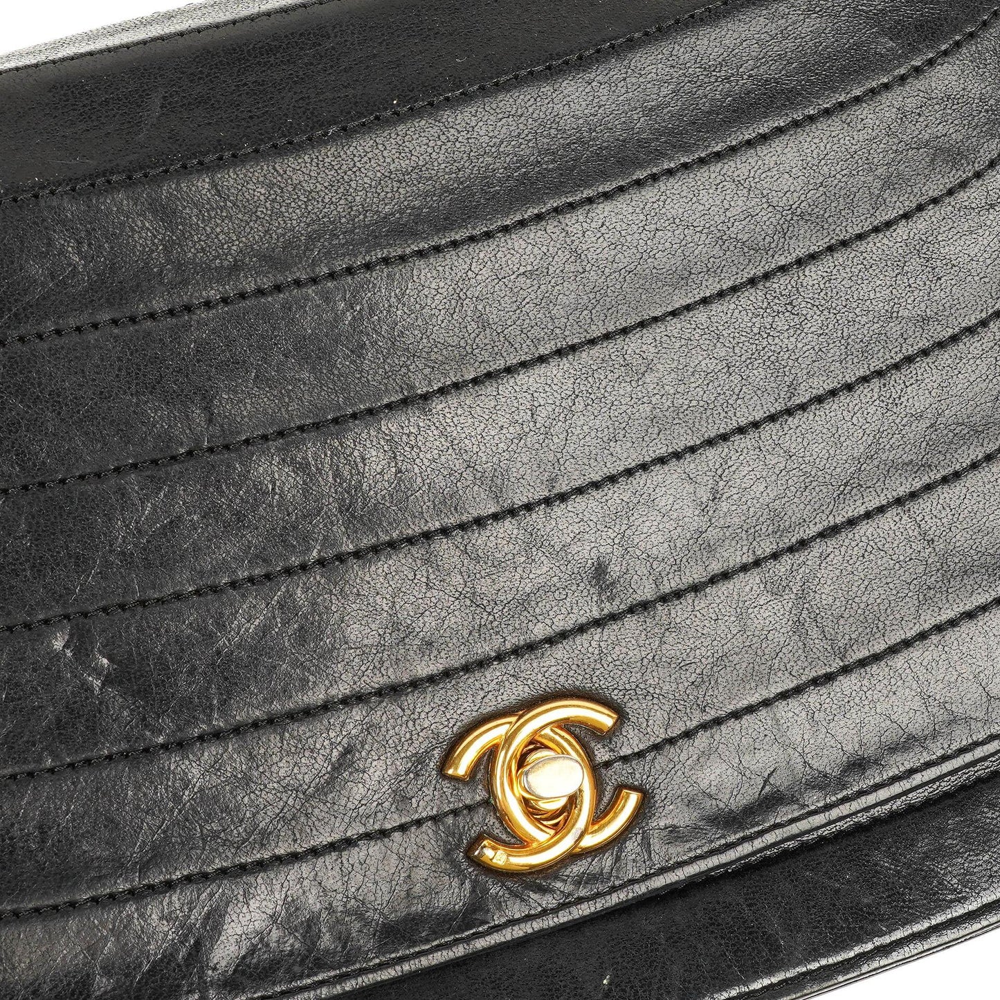 Chanel Classic Half Moon Klappentasche aus schwarzem Lammleder mit 24K vergoldeter Hardware