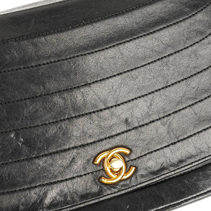 Chanel Classic Half Moon Klappentasche aus schwarzem Lammleder mit 24K vergoldeter Hardware