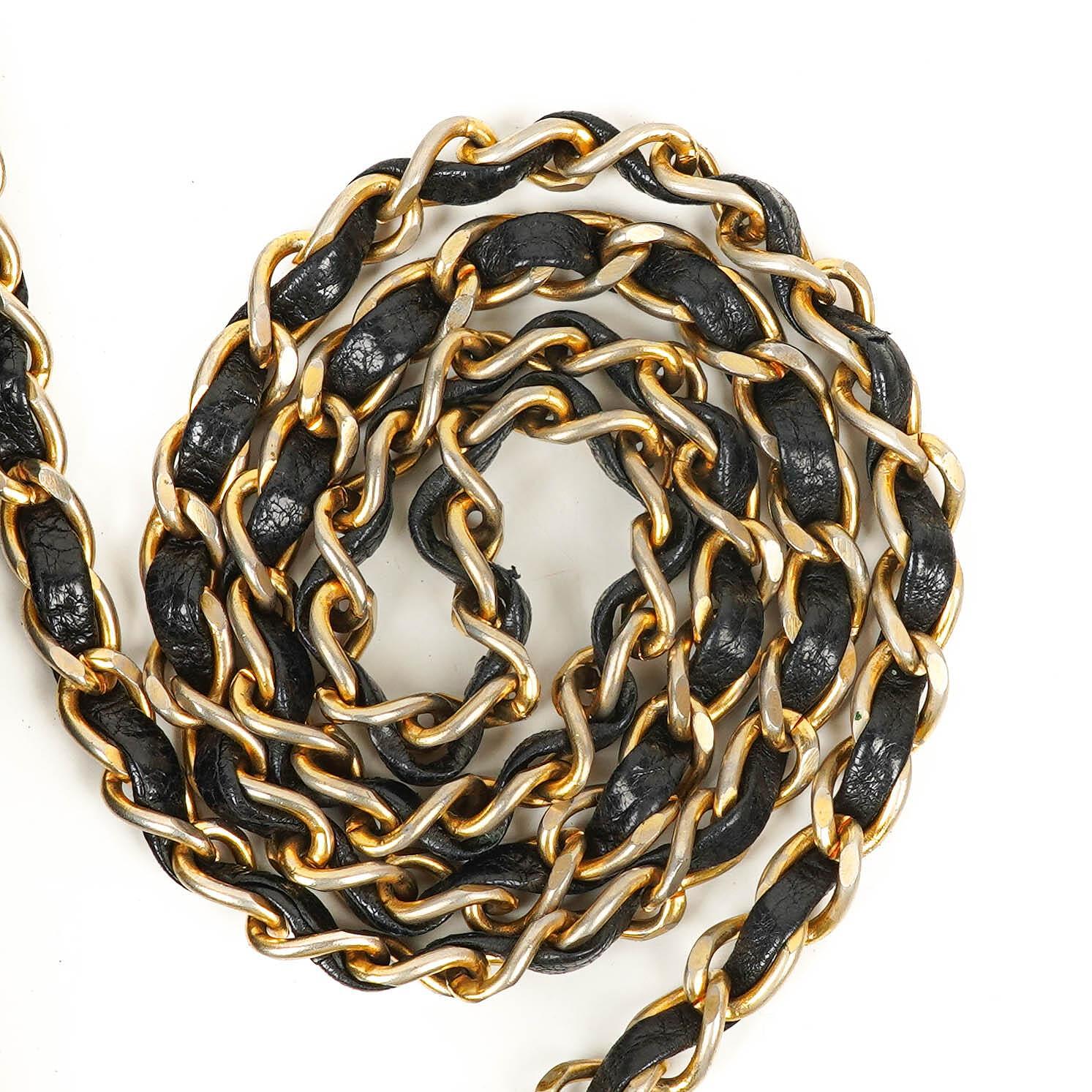 Chanel Classic Half Moon Klappentasche aus schwarzem Lammleder mit 24K vergoldeter Hardware