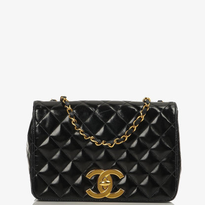 Chanel Klassische Maxi Logo Vollklappen Tasche Schwarze Gequiltete Lackleder Mit 24K Goldbeschichtetem Zubehör