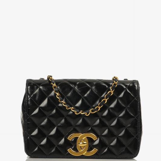 Chanel Klassische Maxi Logo Vollklappen Tasche Schwarze Gequiltete Lackleder Mit 24K Goldbeschichtetem Zubehör