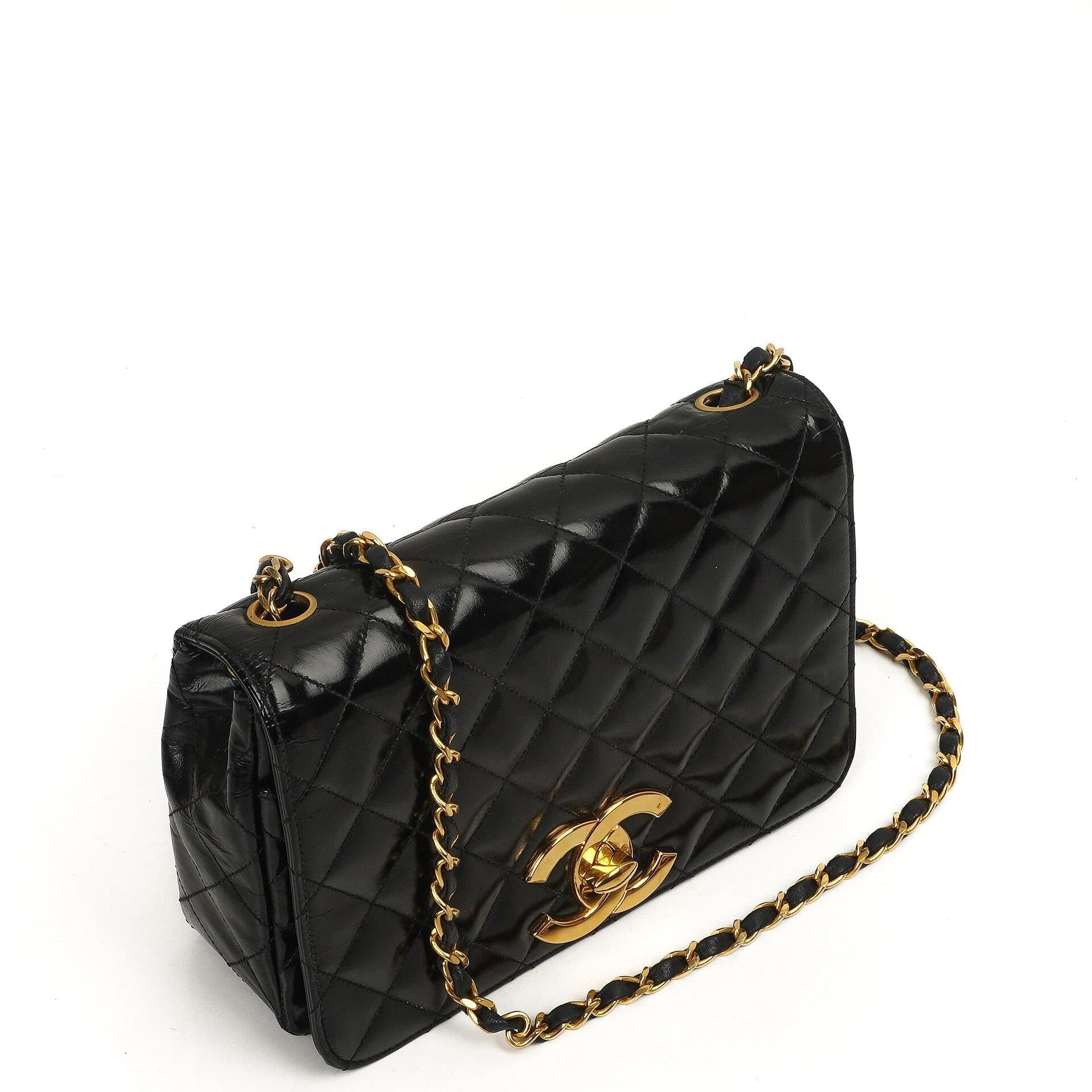 Chanel Klassische Maxi Logo Vollklappen Tasche Schwarze Gequiltete Lackleder Mit 24K Goldbeschichtetem Zubehör