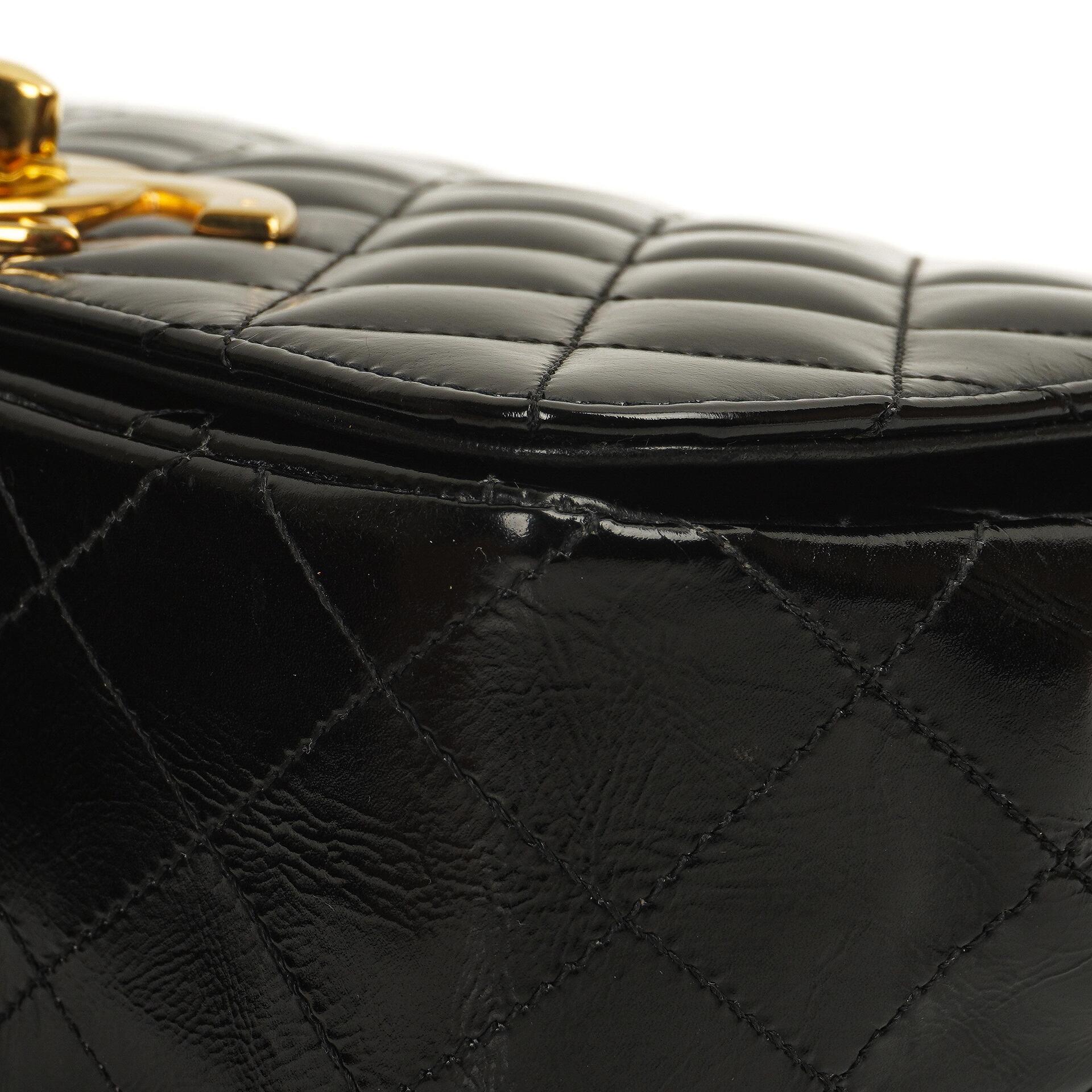 Chanel Klassische Maxi Logo Vollklappen Tasche Schwarze Gequiltete Lackleder Mit 24K Goldbeschichtetem Zubehör