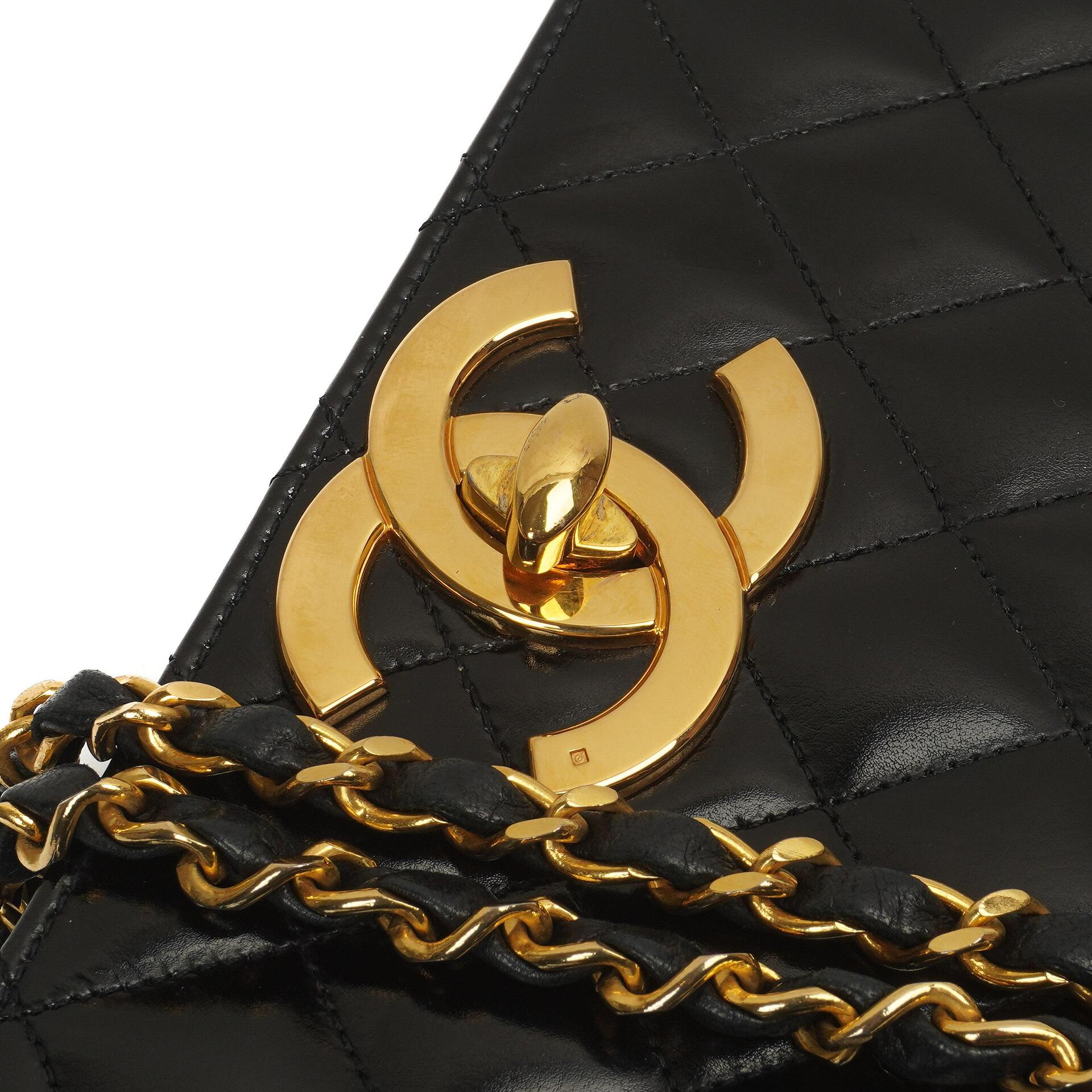 Chanel Klassische Maxi Logo Vollklappen Tasche Schwarze Gequiltete Lackleder Mit 24K Goldbeschichtetem Zubehör