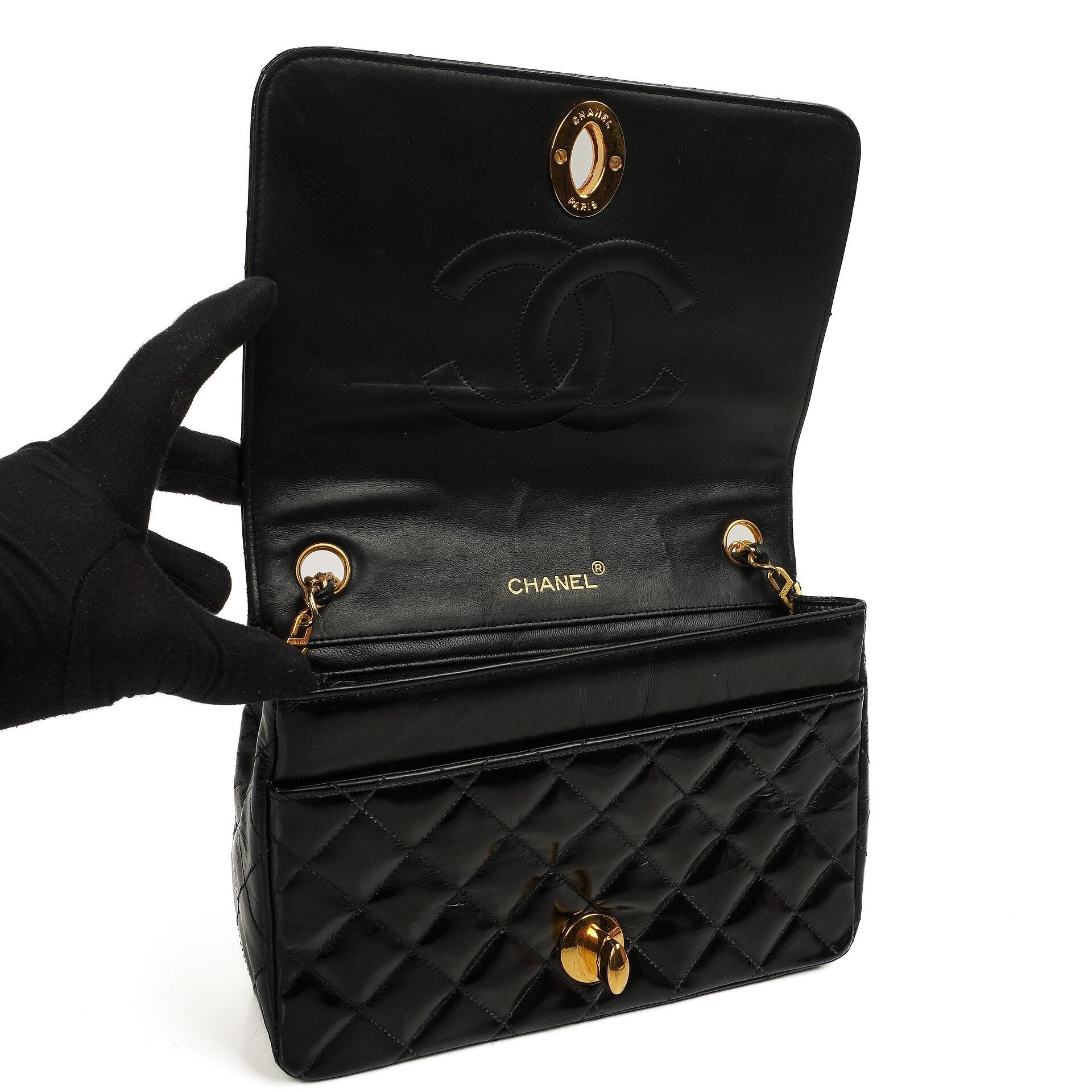 Chanel Klassische Maxi Logo Vollklappen Tasche Schwarze Gequiltete Lackleder Mit 24K Goldbeschichtetem Zubehör