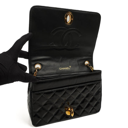 Chanel Klassische Maxi Logo Vollklappen Tasche Schwarze Gequiltete Lackleder Mit 24K Goldbeschichtetem Zubehör