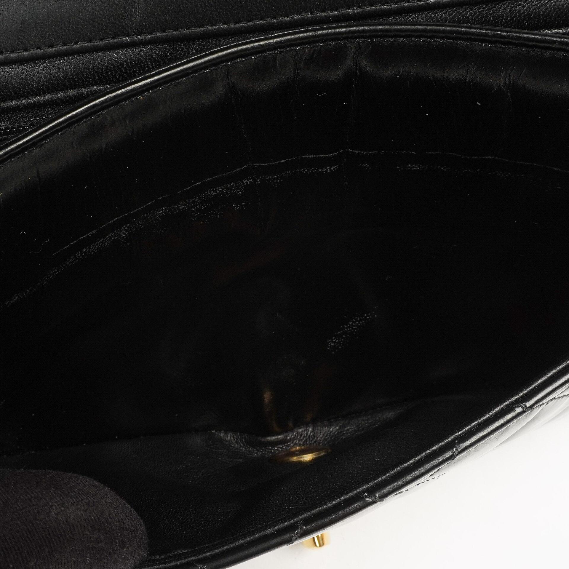 Chanel Klassische Maxi Logo Vollklappen Tasche Schwarze Gequiltete Lackleder Mit 24K Goldbeschichtetem Zubehör