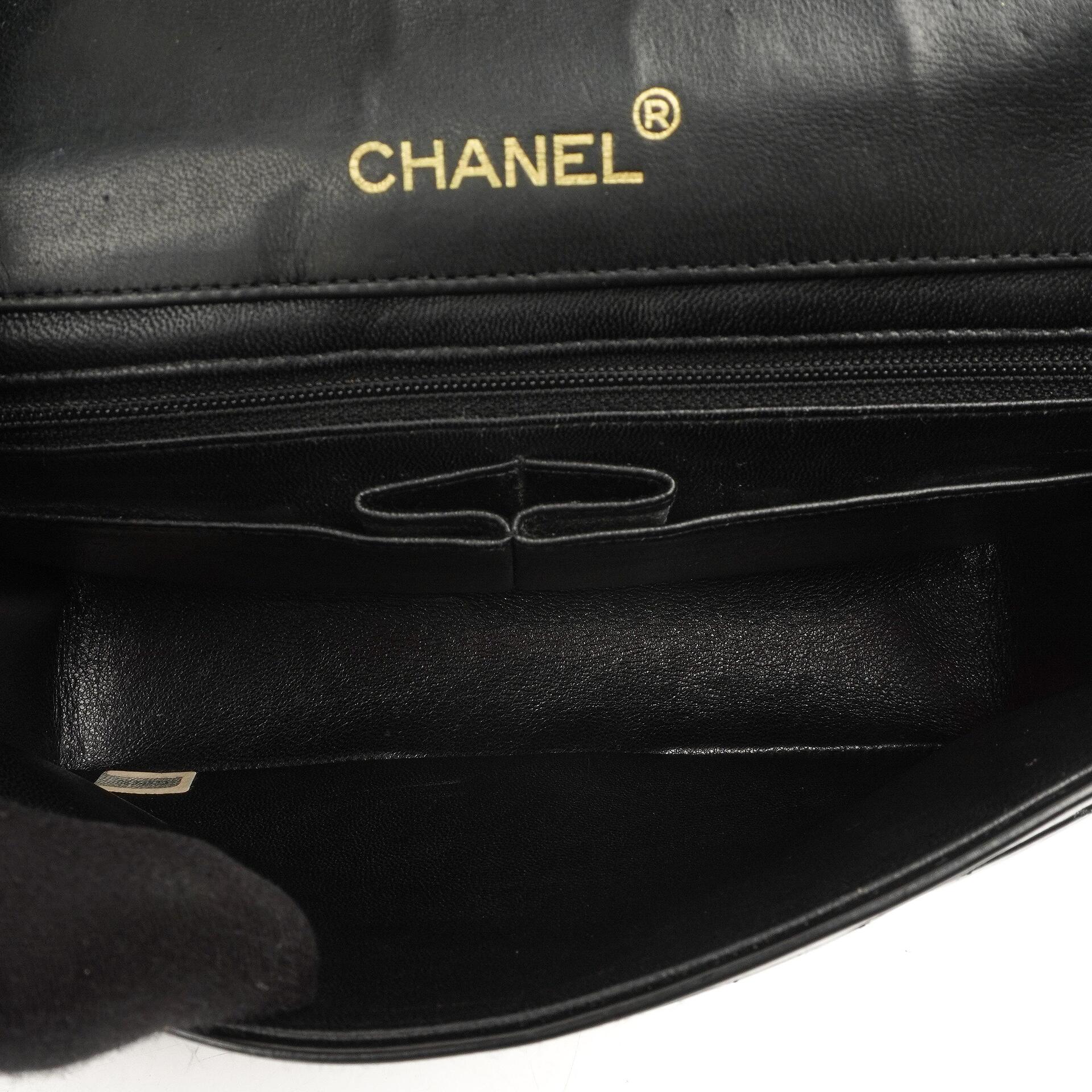 Chanel Klassische Maxi Logo Vollklappen Tasche Schwarze Gequiltete Lackleder Mit 24K Goldbeschichtetem Zubehör