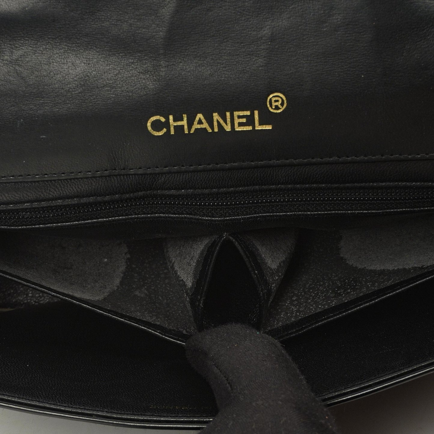 Chanel Klassische Maxi Logo Vollklappen Tasche Schwarze Gequiltete Lackleder Mit 24K Goldbeschichtetem Zubehör