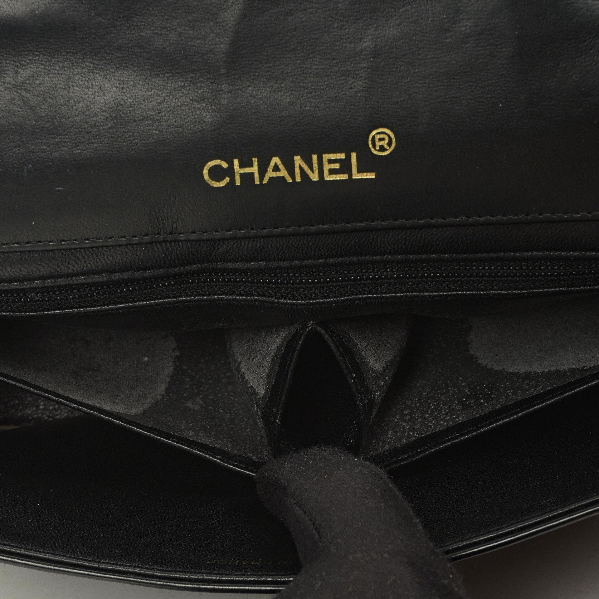 Chanel Klassische Maxi Logo Vollklappen Tasche Schwarze Gequiltete Lackleder Mit 24K Goldbeschichtetem Zubehör