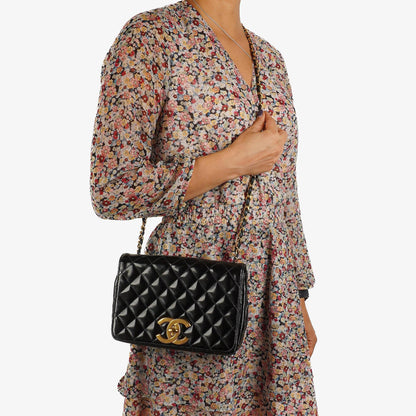 Chanel Klassische Maxi Logo Vollklappen Tasche Schwarze Gequiltete Lackleder Mit 24K Goldbeschichtetem Zubehör