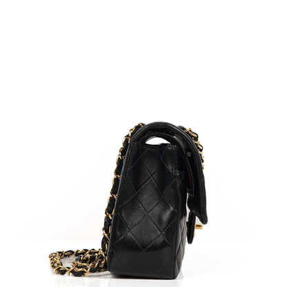 Chanel Classic Medium Double Flap Bag Schwarzes Gequiltetes Lammleder 24K Goldbeschläge
