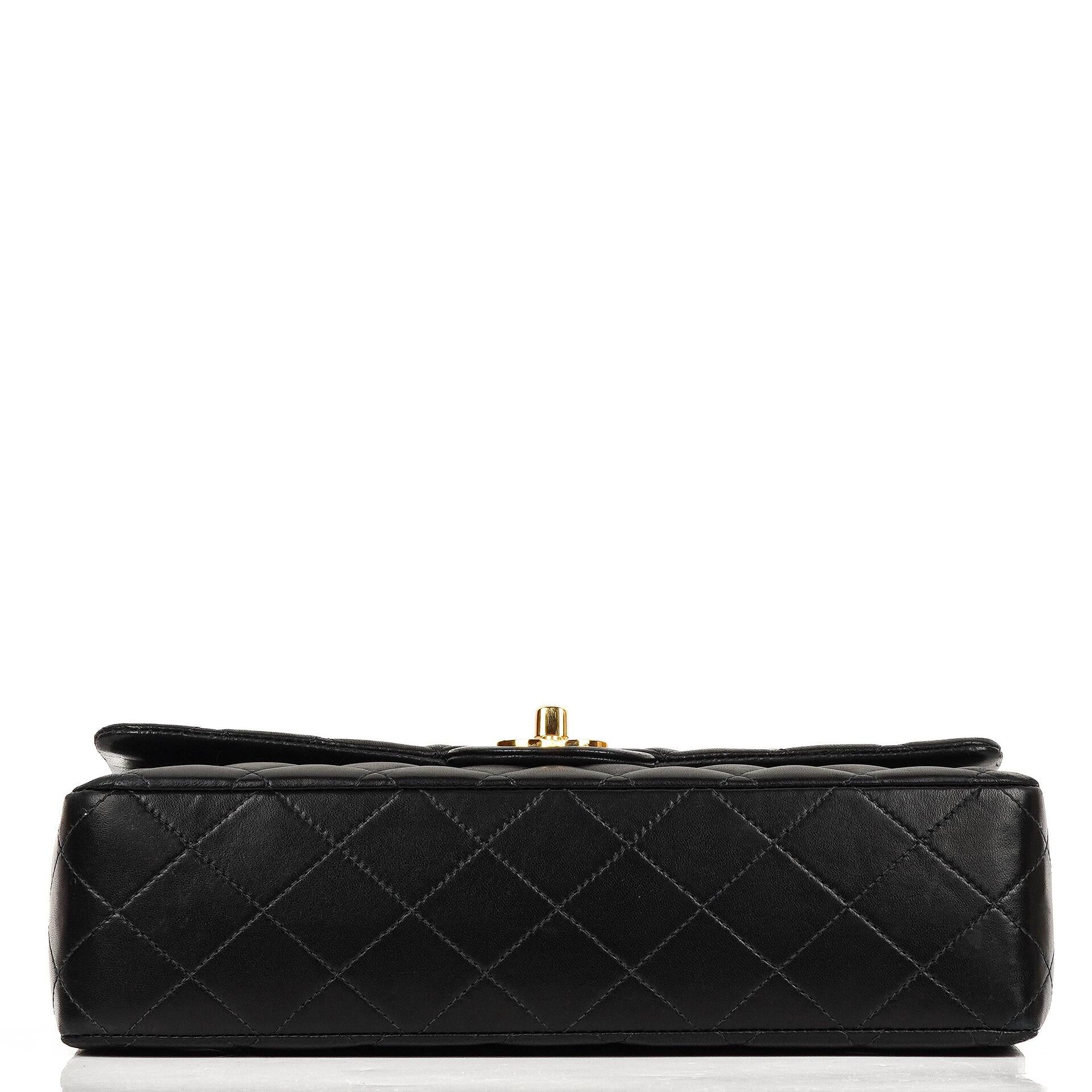 Chanel Classic Medium Double Flap Bag Schwarzes Gequiltetes Lammleder 24K Goldbeschläge