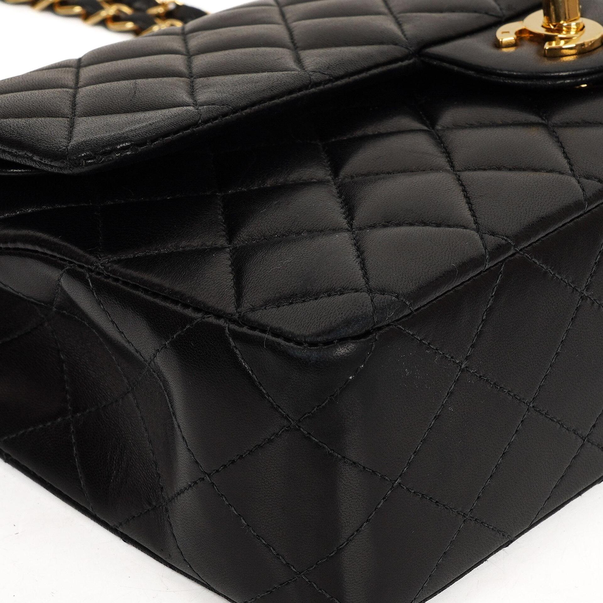 Chanel Classic Medium Double Flap Bag Schwarzes Gequiltetes Lammleder 24K Goldbeschläge