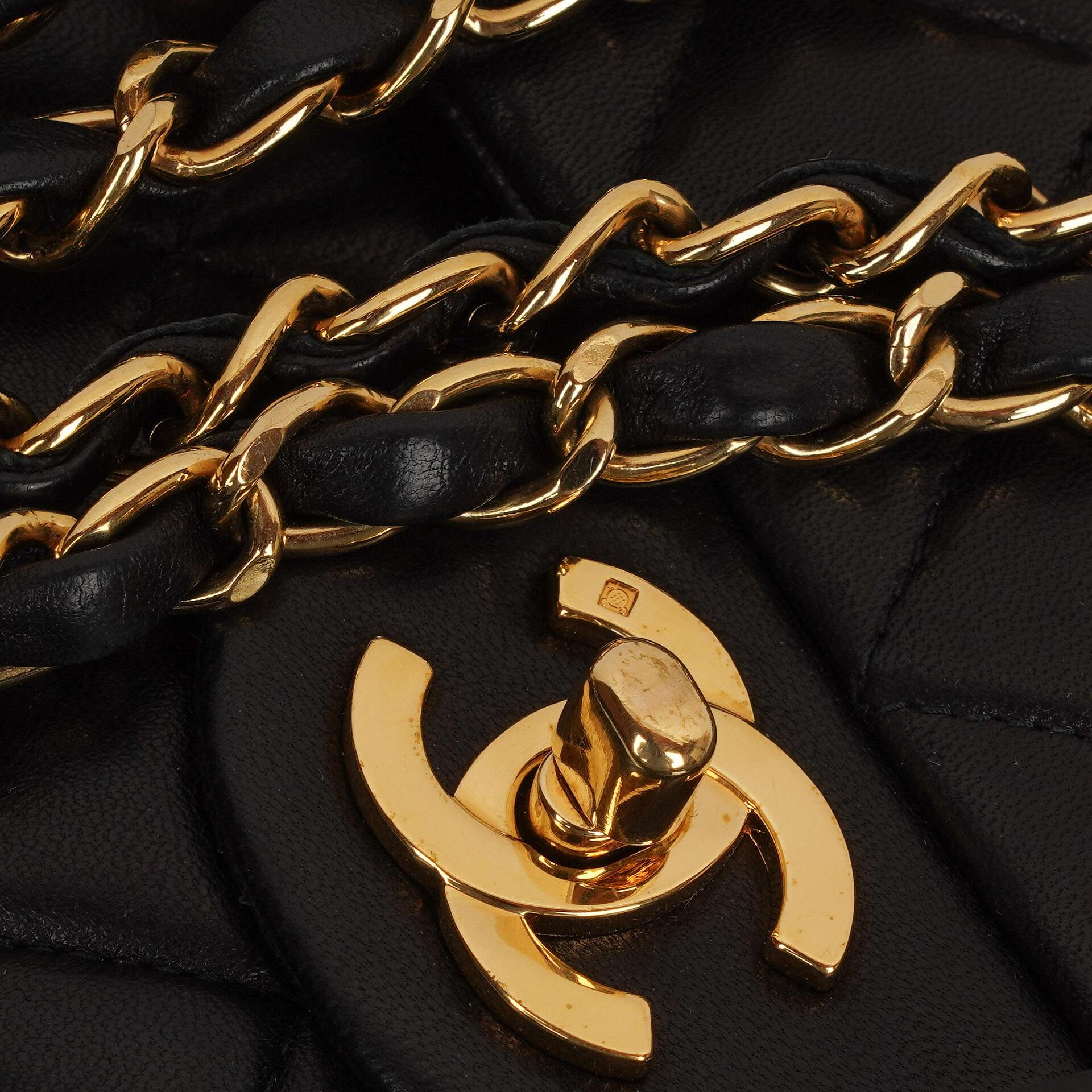 Chanel Classic Medium Double Flap Bag Schwarzes Gequiltetes Lammleder 24K Goldbeschläge