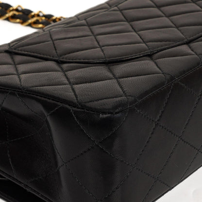 Chanel Classic Medium Double Flap Bag Schwarzes Gequiltetes Lammleder 24K Goldbeschläge