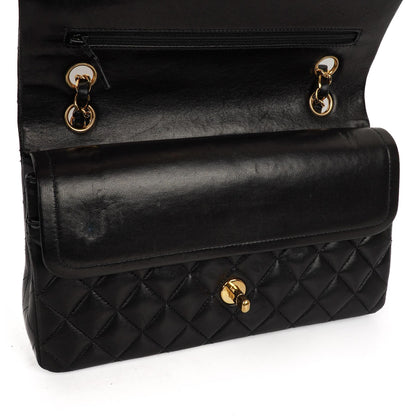Chanel Classic Medium Double Flap Bag Schwarzes Gequiltetes Lammleder 24K Goldbeschläge