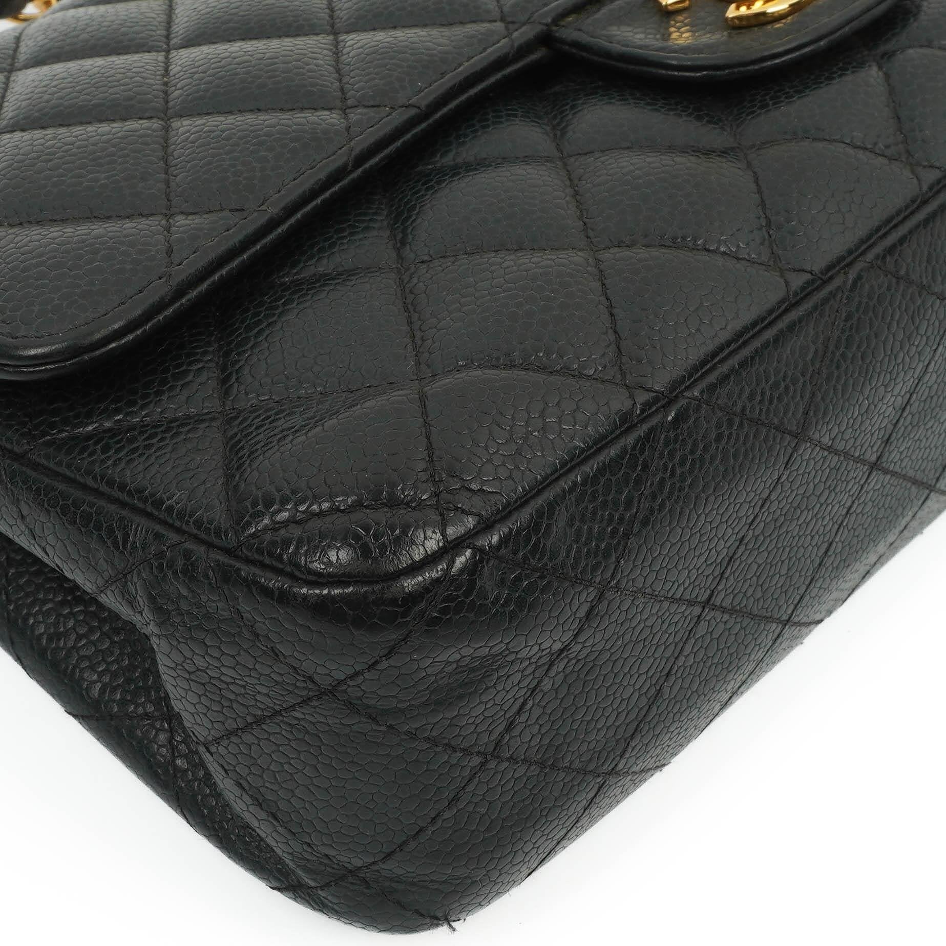Chanel Classic Medium Double Flap Tasche aus schwarzem gestepptem Caviar-Leder mit 24K vergoldeter Hardware