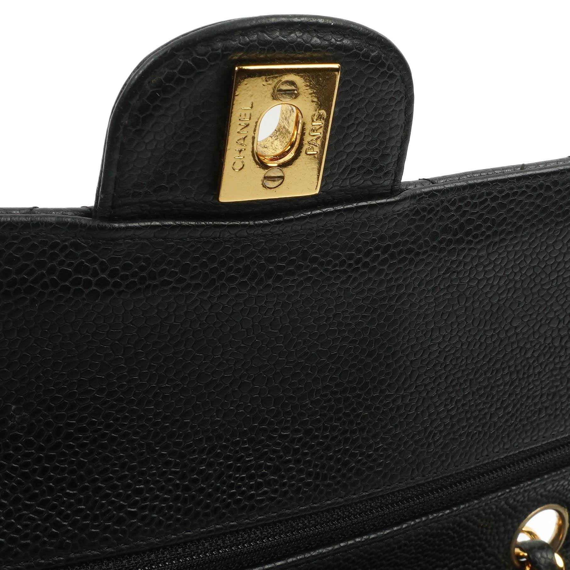 Chanel Classic Medium Double Flap Tasche aus schwarzem gestepptem Caviar-Leder mit 24K vergoldeter Hardware