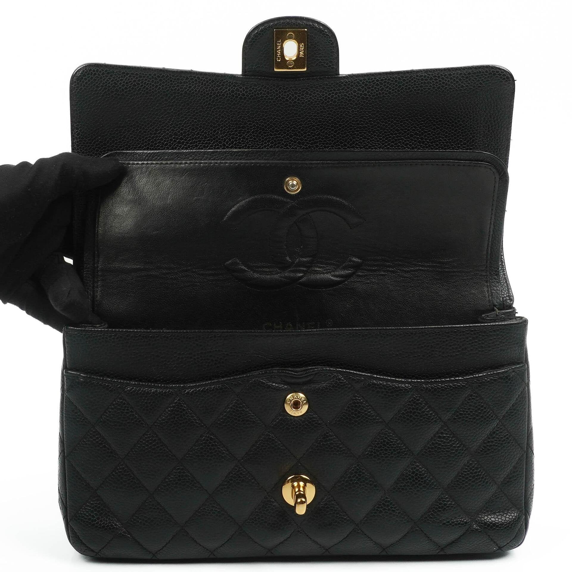 Chanel Classic Medium Double Flap Tasche aus schwarzem gestepptem Caviar-Leder mit 24K vergoldeter Hardware
