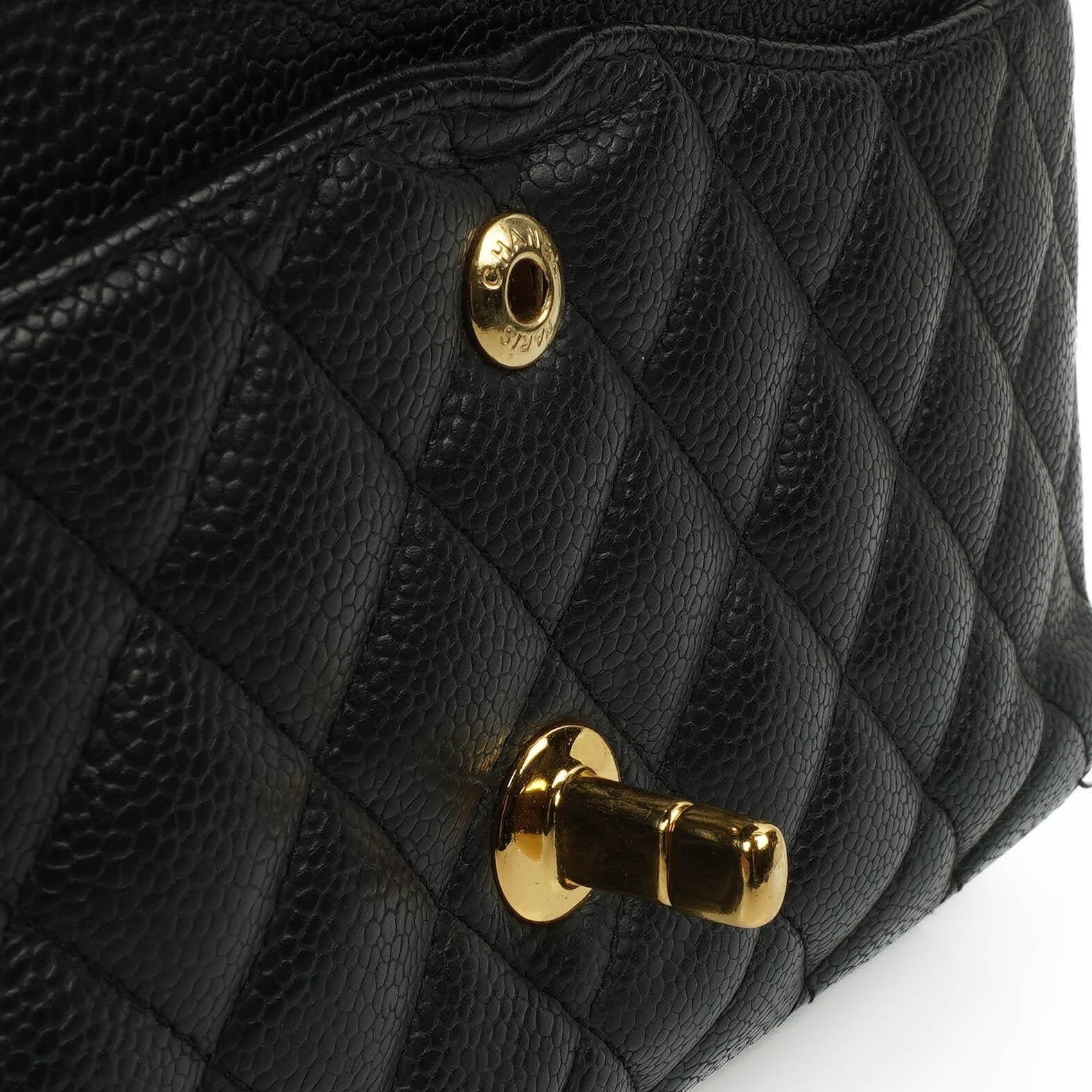 Chanel Classic Medium Double Flap Tasche aus schwarzem gestepptem Caviar-Leder mit 24K vergoldeter Hardware