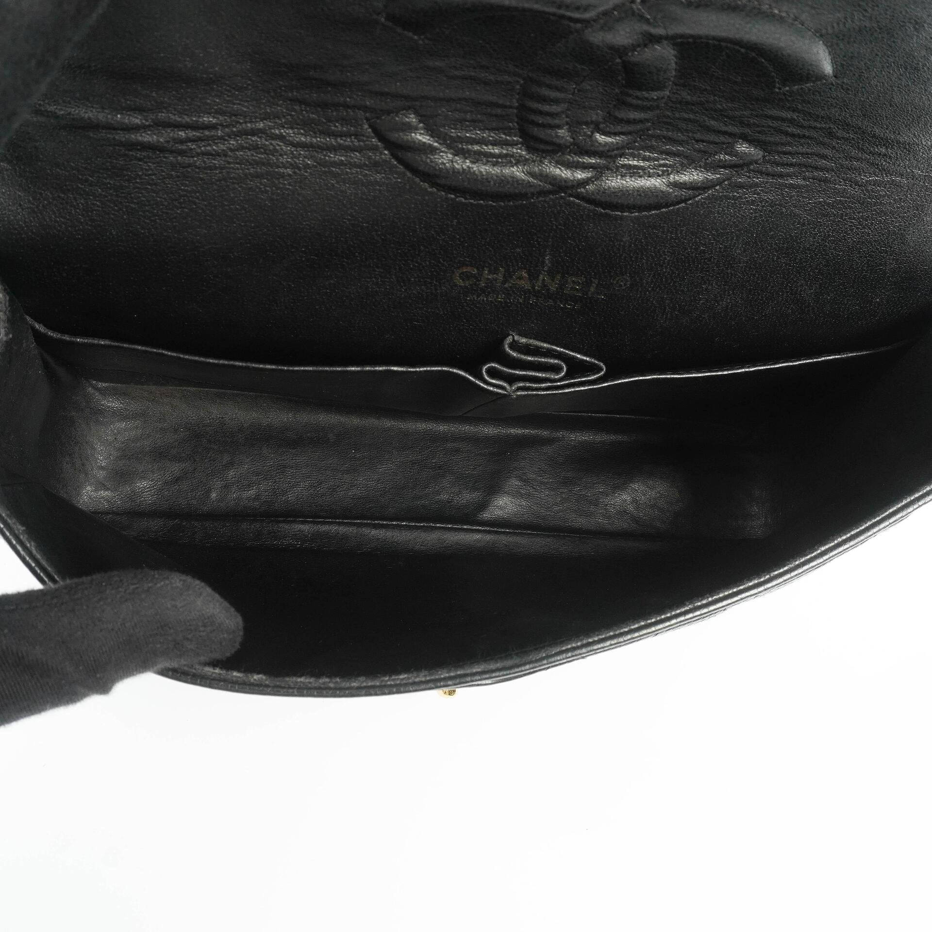 Chanel Classic Medium Double Flap Tasche aus schwarzem gestepptem Caviar-Leder mit 24K vergoldeter Hardware
