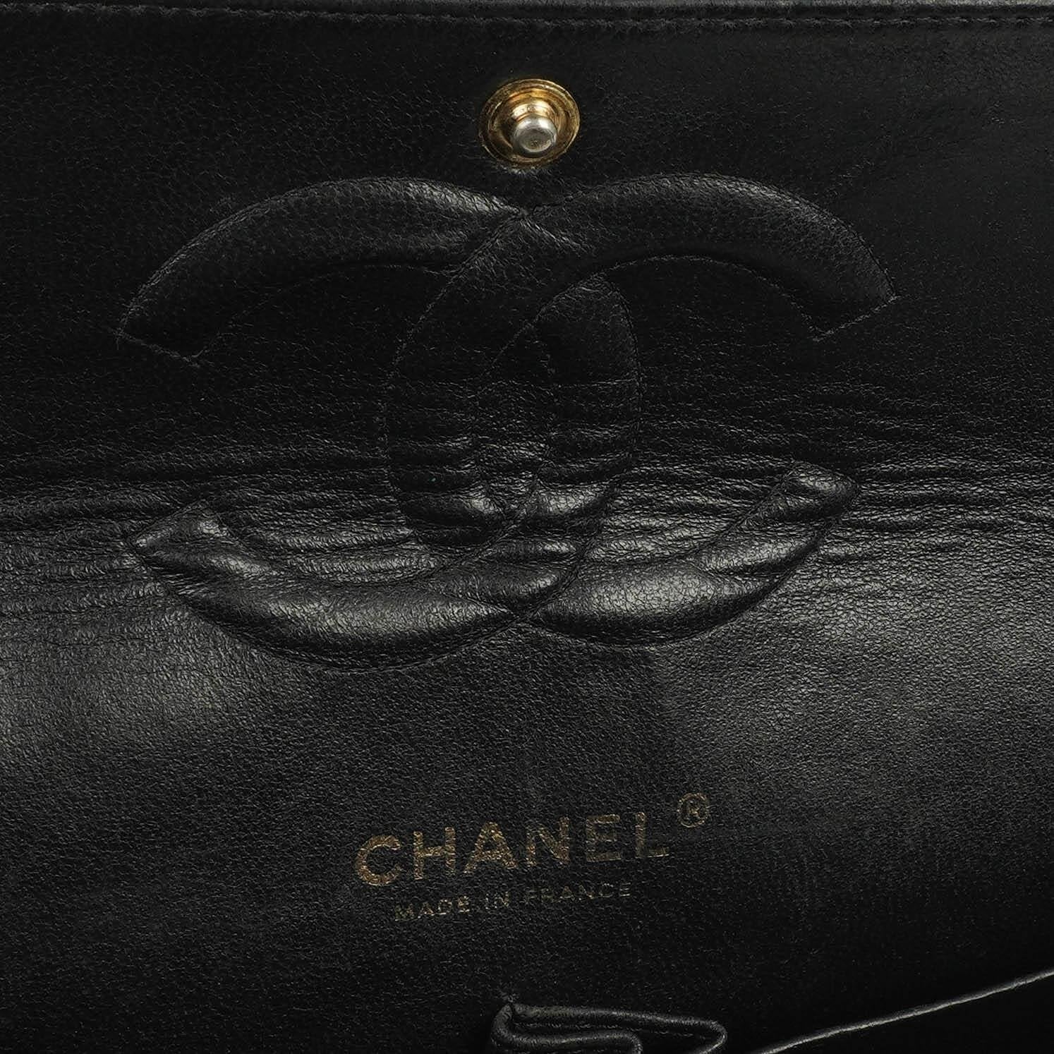 Chanel Classic Medium Double Flap Tasche aus schwarzem gestepptem Caviar-Leder mit 24K vergoldeter Hardware