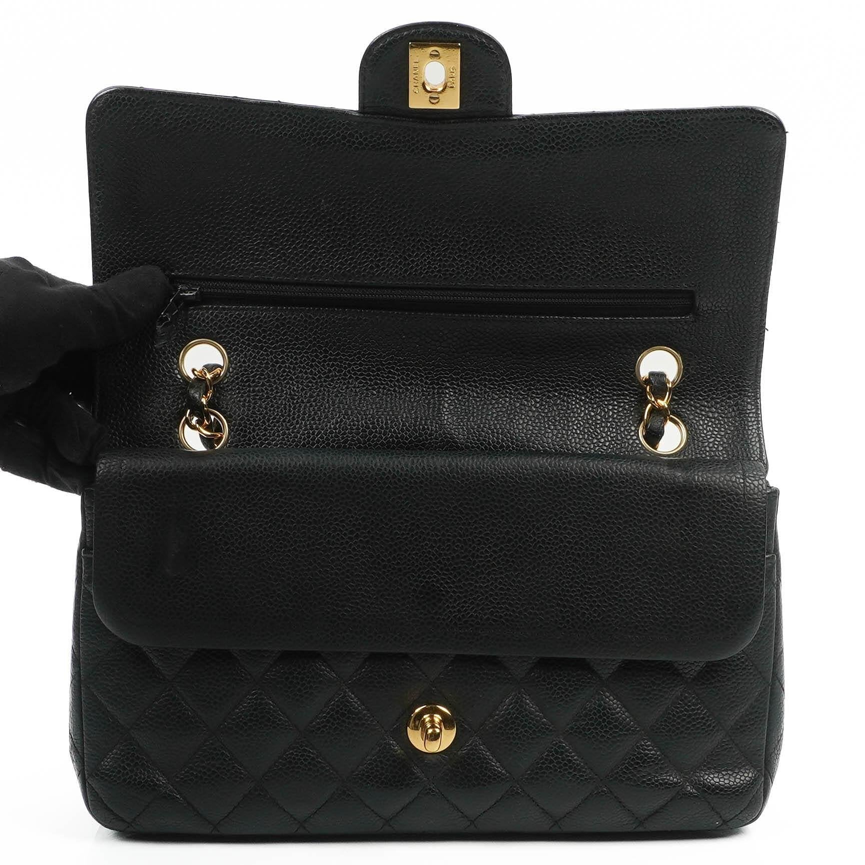 Chanel Classic Medium Double Flap Tasche aus schwarzem gestepptem Caviar-Leder mit 24K vergoldeter Hardware