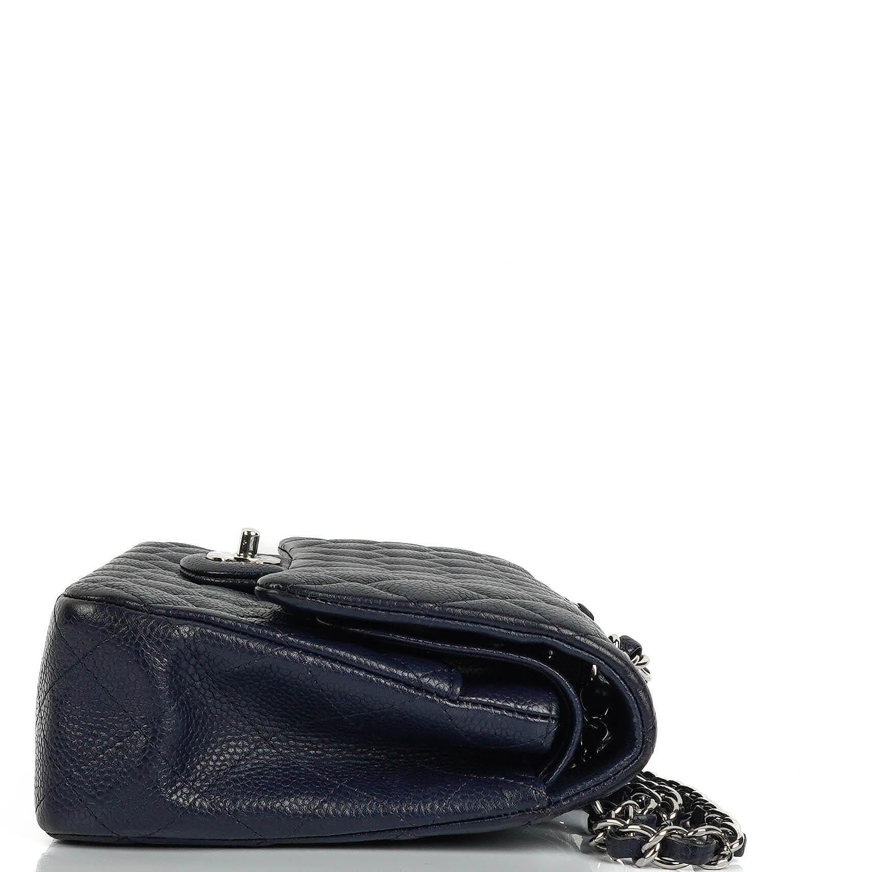 Chanel Klassische Medium Double Flap Tasche in Marineblau Gepolstertes Kaviarleder und Silberfarbene Beschläge