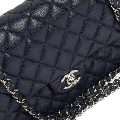 Chanel Klassische Medium Double Flap Tasche in Marineblau Gepolstertes Kaviarleder und Silberfarbene Beschläge