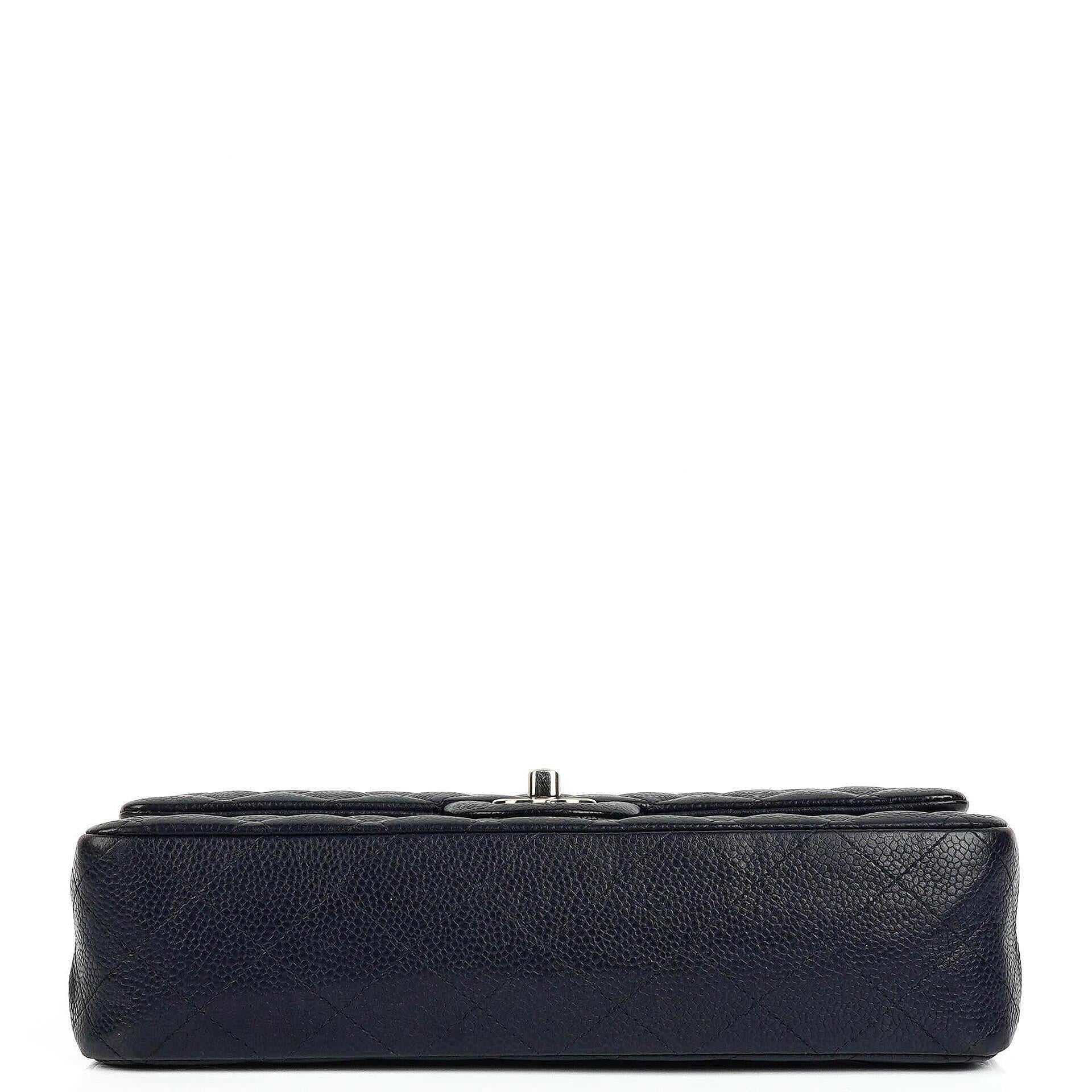 Chanel Klassische Medium Double Flap Tasche in Marineblau Gepolstertes Kaviarleder und Silberfarbene Beschläge