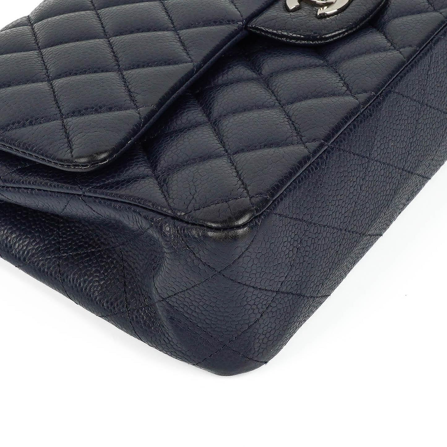 Chanel Klassische Medium Double Flap Tasche in Marineblau Gepolstertes Kaviarleder und Silberfarbene Beschläge
