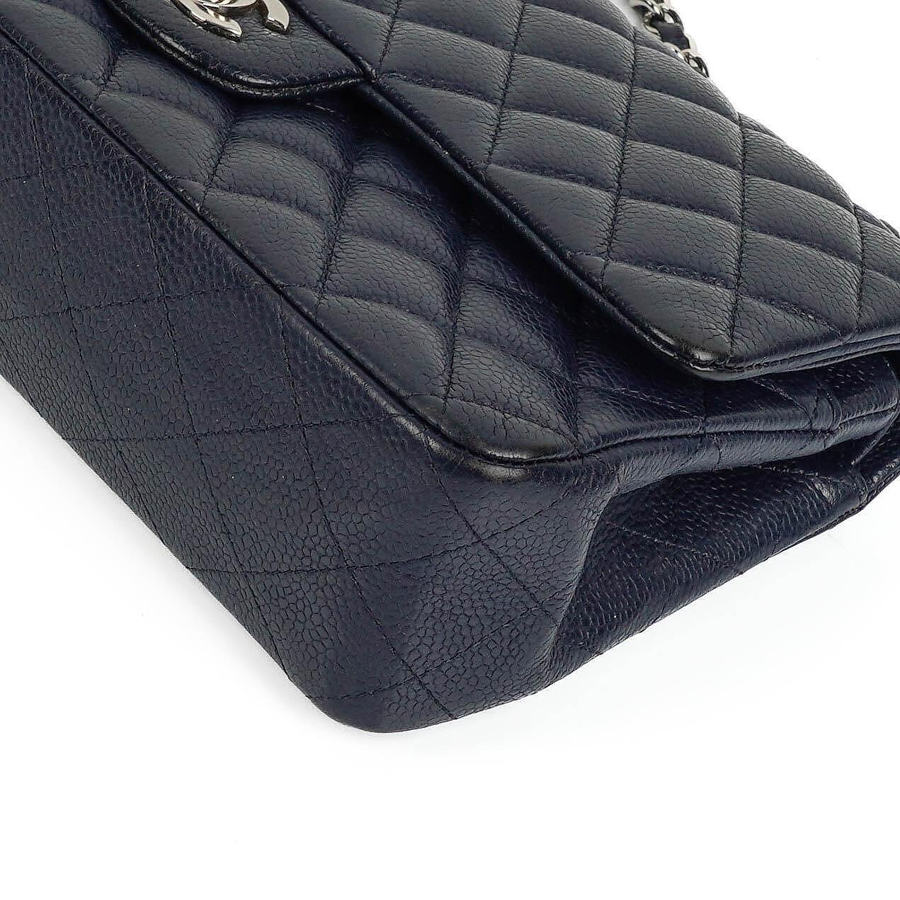 Chanel Klassische Medium Double Flap Tasche in Marineblau Gepolstertes Kaviarleder und Silberfarbene Beschläge