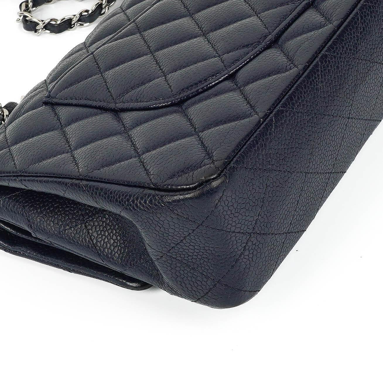 Chanel Klassische Medium Double Flap Tasche in Marineblau Gepolstertes Kaviarleder und Silberfarbene Beschläge