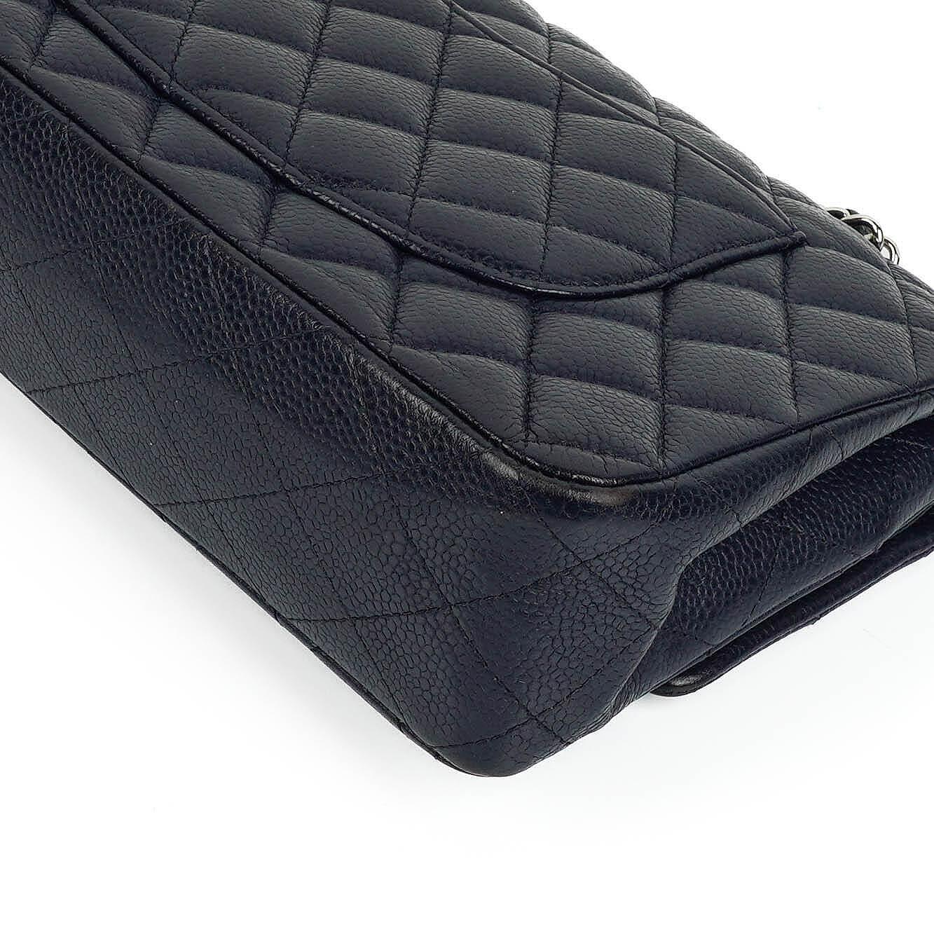 Chanel Klassische Medium Double Flap Tasche in Marineblau Gepolstertes Kaviarleder und Silberfarbene Beschläge