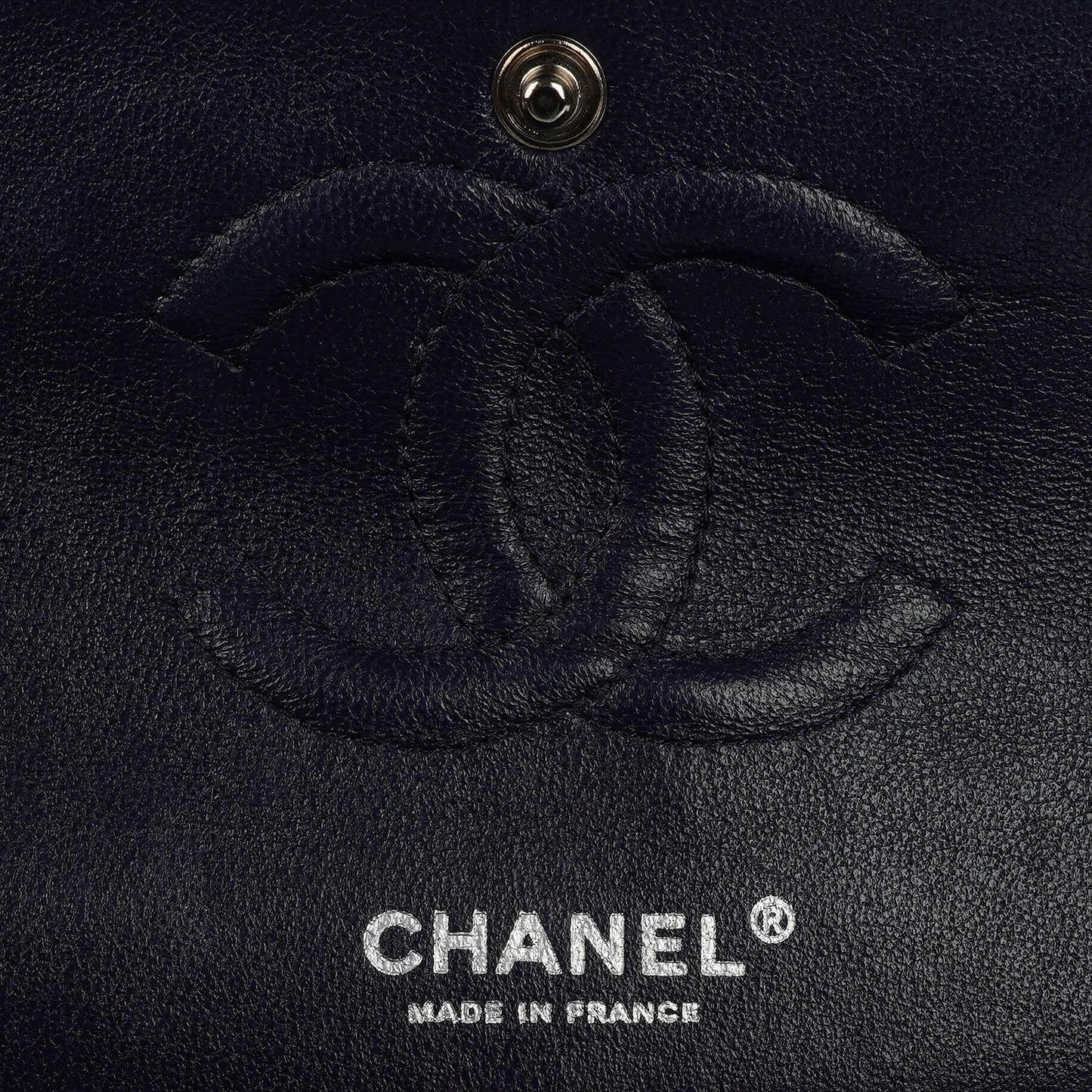 Chanel Klassische Medium Double Flap Tasche in Marineblau Gepolstertes Kaviarleder und Silberfarbene Beschläge